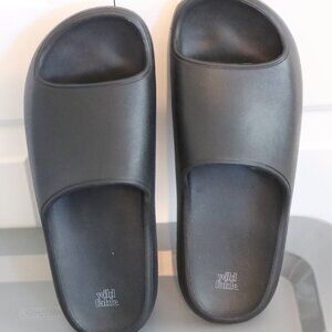 Wild Fable Black Robbie Slide Lightweight Foam Construction Size 9 Black